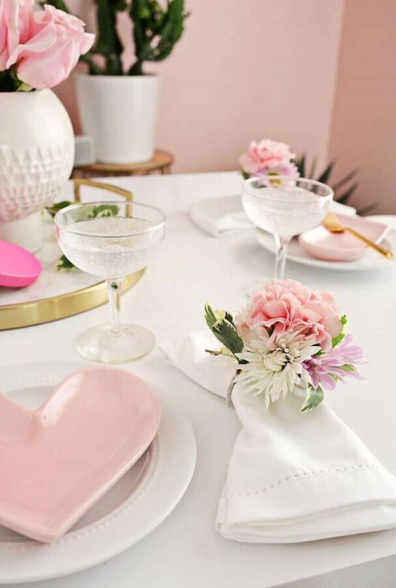 26. Mesa com decoração super delicada em tons branco e rosa para um jantar