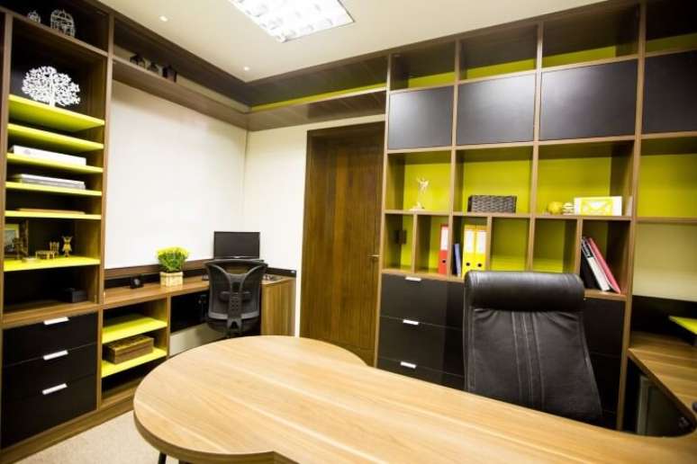 6. Exemplo de escritório amarelo. Projeto de DH Arquitetura