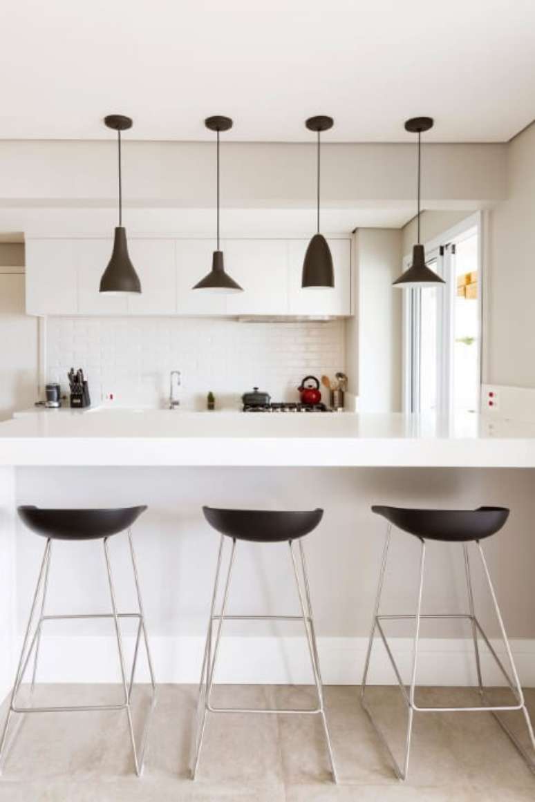 9. Cozinha branca com banquetas e pendentes pretos. Projeto de GF Projetos
