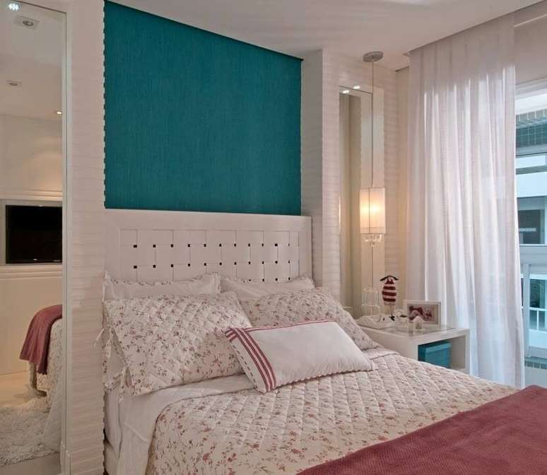 16. A estampa florida &eacute; indicada pelo Feng Shui para quarto de casal rom&acirc;ntico. Projeto de Bianka Mugnatto