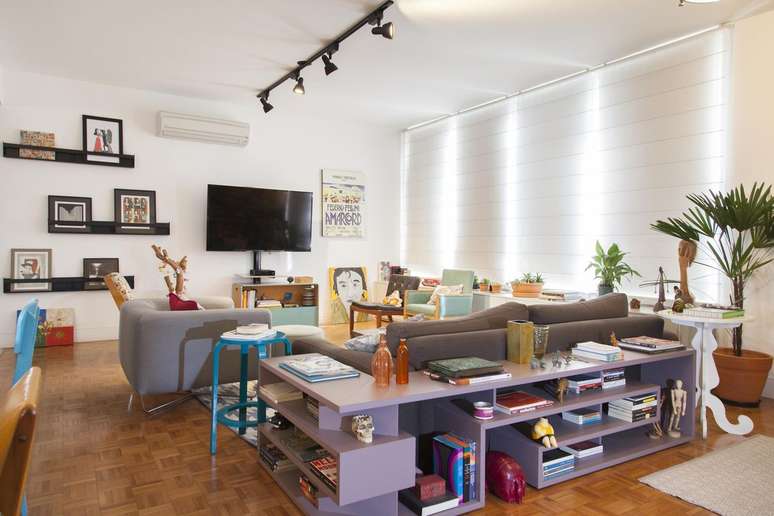 18. O Feng Shui para sala &eacute; focado para deix&aacute;-la acolhedora. Projeto de Tikkanen Arquitetura