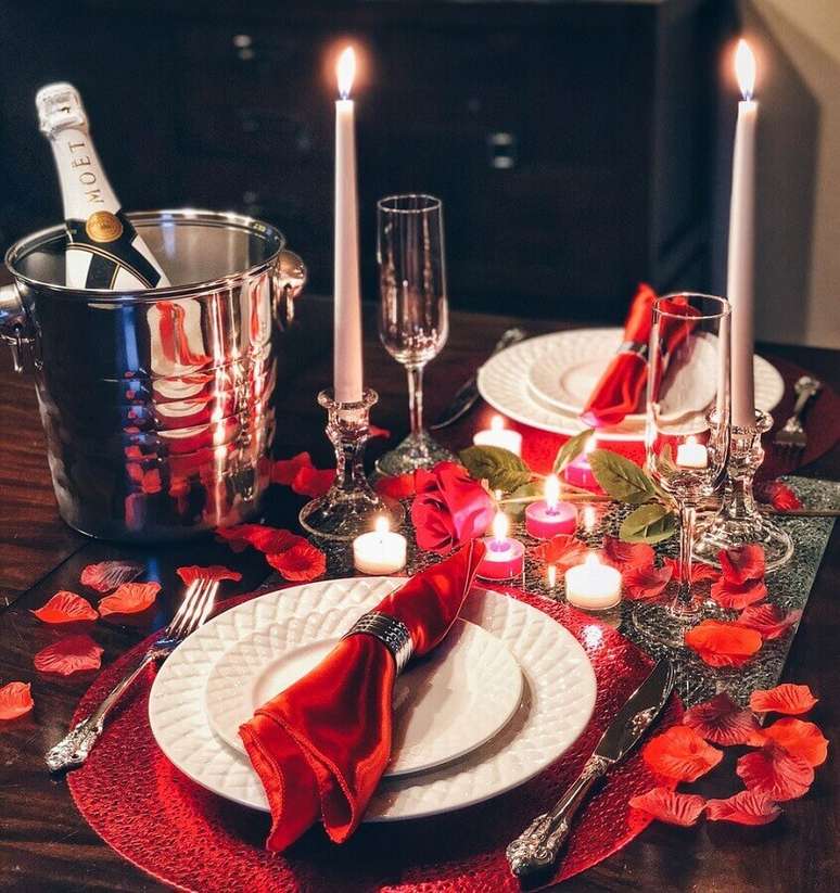 33. Com poucos detalhes um jantar à luz de velas pode ficar muito romântico e bonito