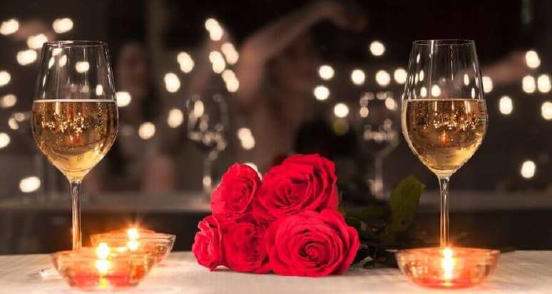 36. Rosas, velas e vinho são itens sempre presentes em um jantar romântico em casa