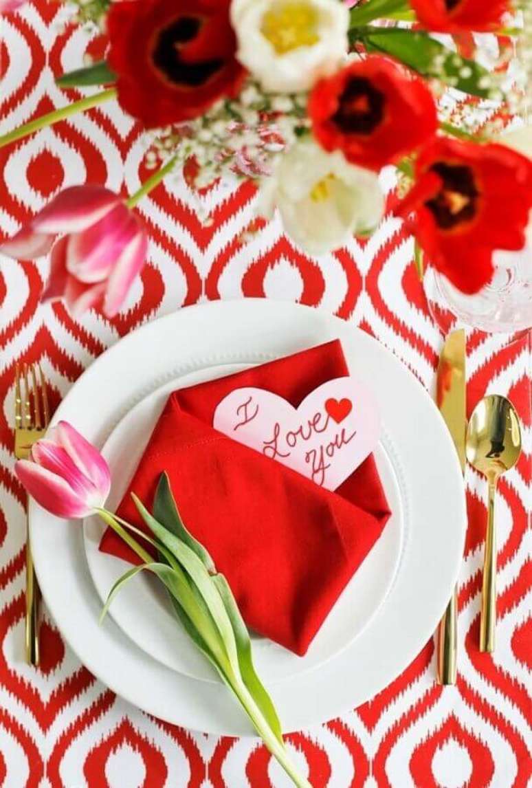37. Cartinhas com frases carinhosas também podem fazer parte da decoração para jantar romântico em casa