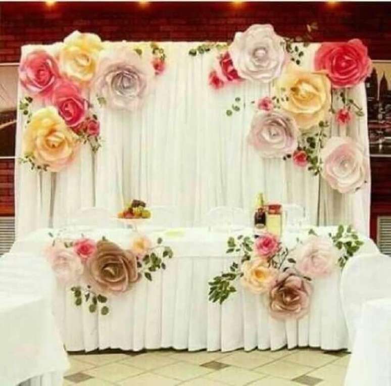 10. Decoração delicada com maxi flor de papel