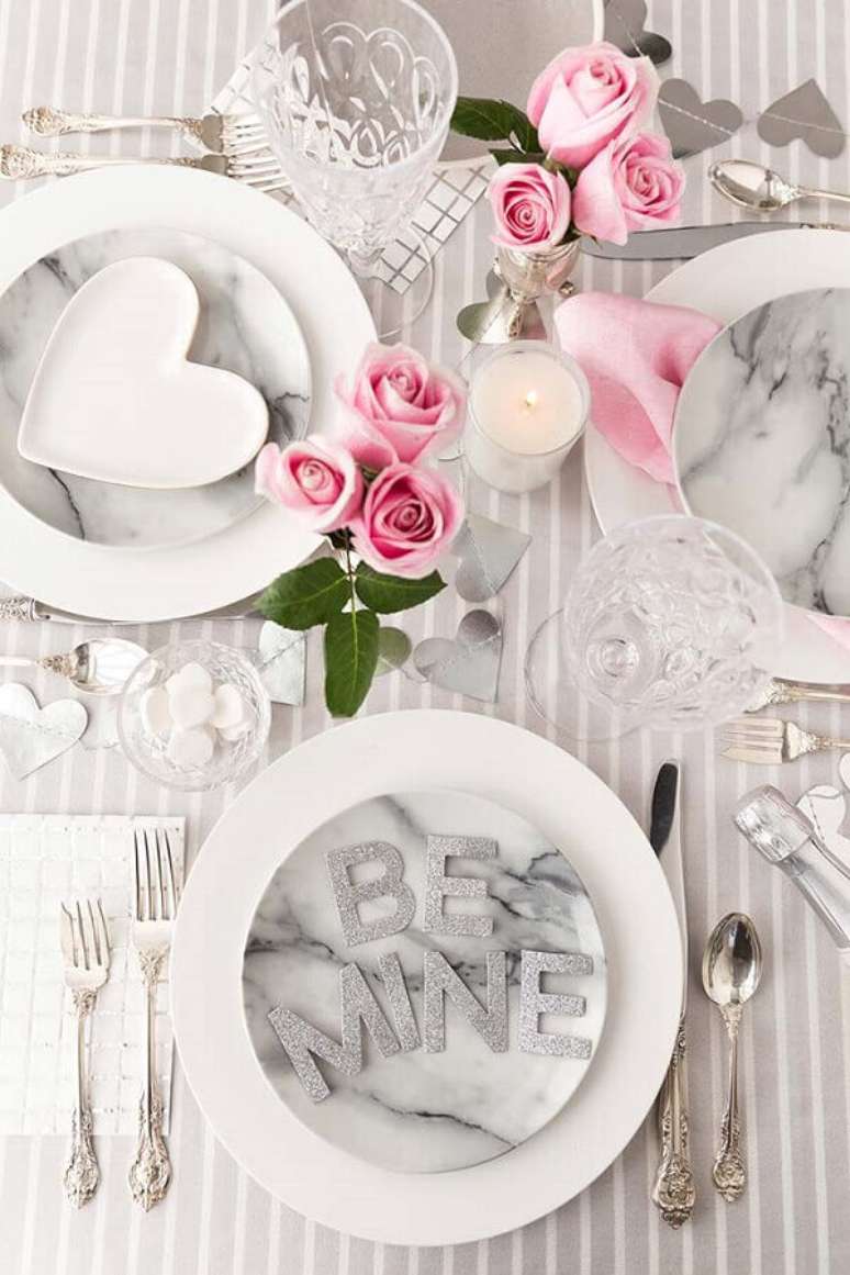 41. As rosas deram um toque de vida e cor na linda decoração para jantar romântico em tons de cinza