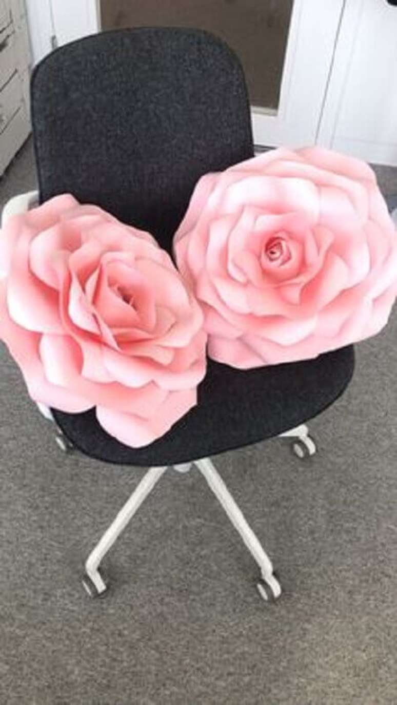 13. Mais um modelo de maxi flor de papel cor de rosa