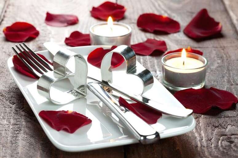 42.  Para dar um up na decoração para jantar romântico simples utilize velhas e pétalas vermelhas