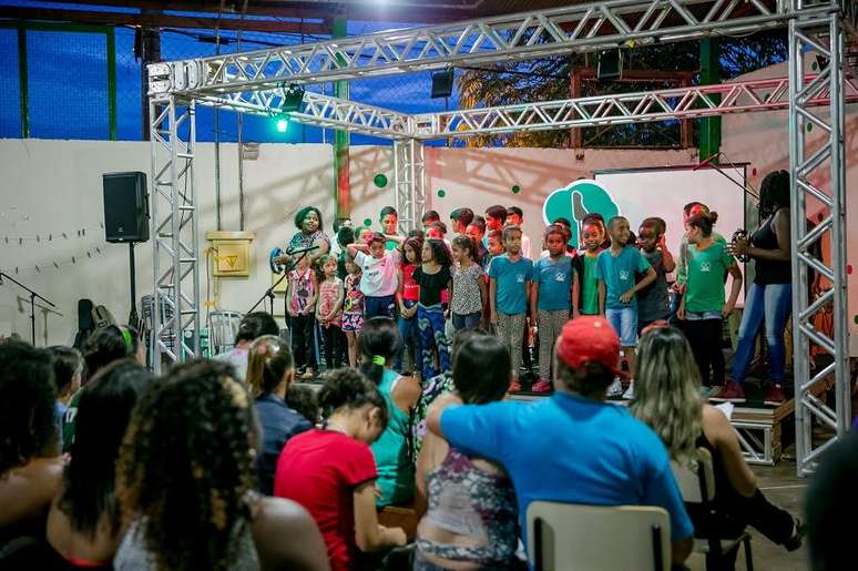 Jovens se apresentam aos familiares em palco montado pela produção do João Rock