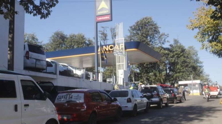 Sem gasolina no Brasil, motoristas gaúchos cruzaram a fronteira para abastecer no Uruguai nesta sexta