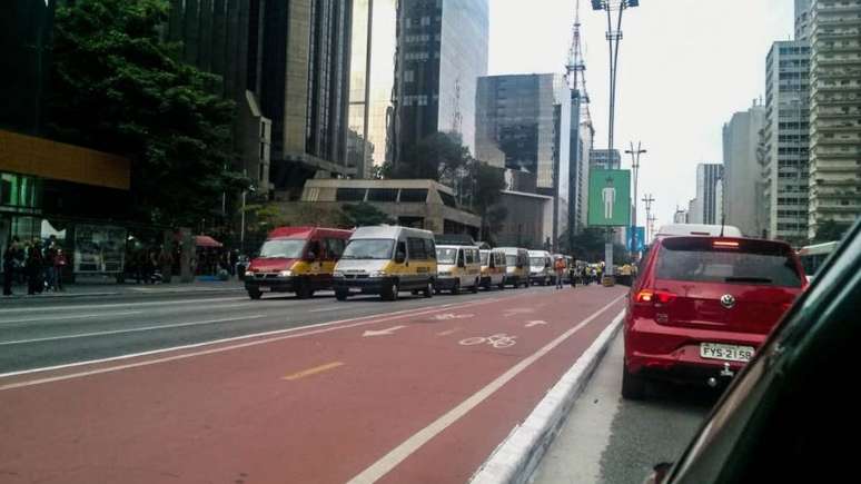 Vans de transporte escolar fizeram protesto na Avenida Paulista em SP nesta sexta-feira
