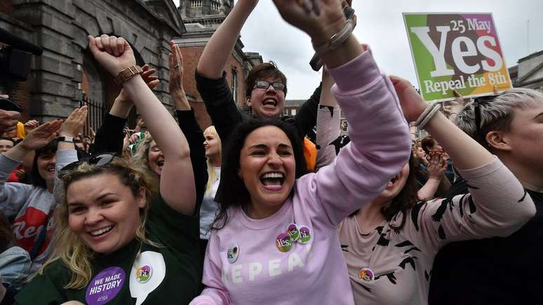 Mulheres comemoram resultado de referendo na Irlanda, que representa grande mudança na conservadora sociedade do país