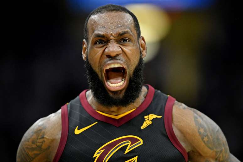 LeBron James, do Cleveland Cavaliers, durante a partida contra o Boston Celtics no jogo seis das finais da Conferência Leste dos Playoffs da NBA de 2018 no Quicken Loans Arena.