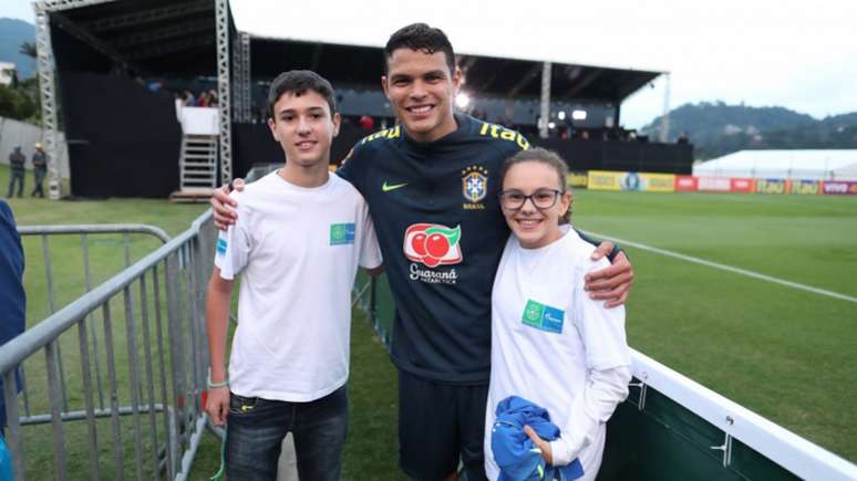 Thiago Silva posa com os dois representantes brasileiros que estarão na Rússia (Foto: Lucas Figueiredo/CBF)