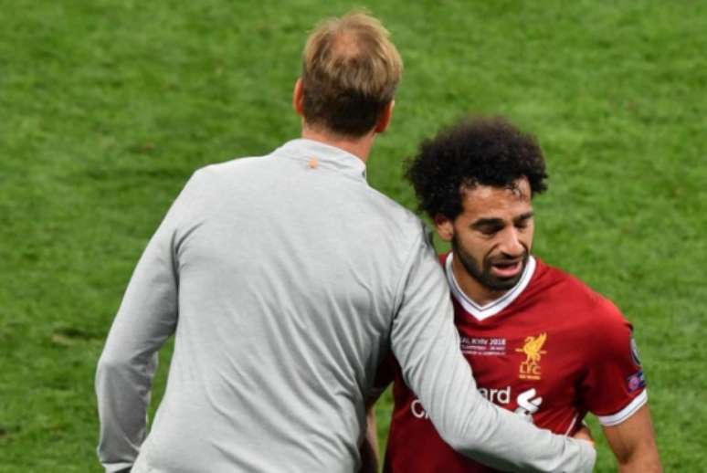 Salah deixou o gramado ainda no primeiro tempo (Foto: Sergei Supinsky / AFP)