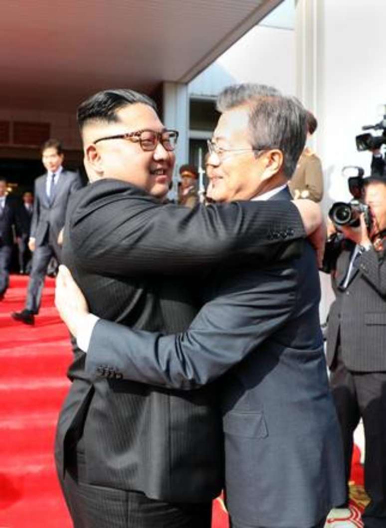 Líder da Coreia do Sul tem encontro surpresa com Kim Jong-un