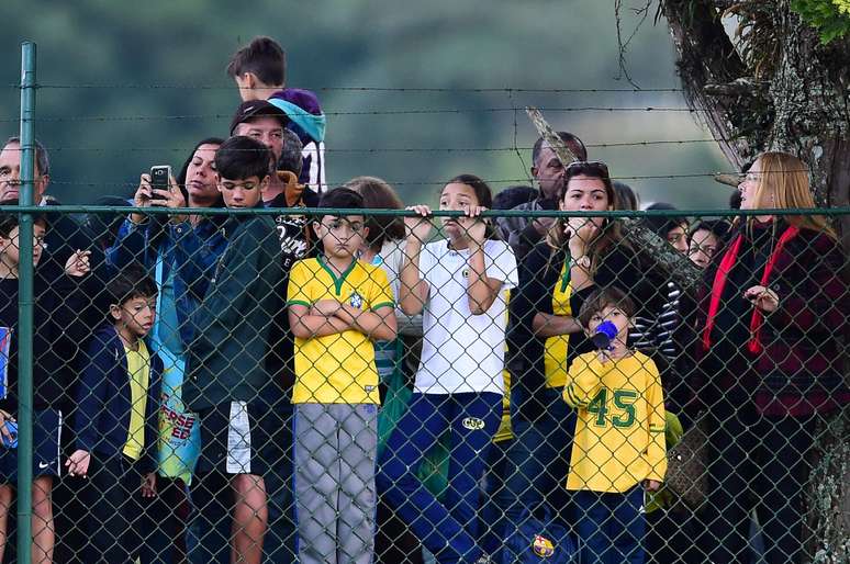 Fãs da Seleção se aglomeram na Granja Comary para tentar ver os jogadores