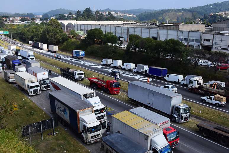 Protesto de caminhoneiros na Rodovia Régis Bittencourt, nos dois sentidos, na altura de Embu das Artes (SP), neste sábado (26), contra a alta dos preços dos combustíveis. A pista está sem interrupção na via nos sentido Curitiba e no sentido São Paulo.