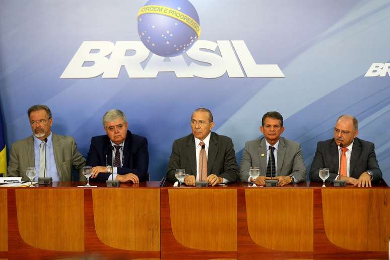 Ministros da Segurança Pública, Raul Jungmann, da Secretaria de Governo, Carlos Marun, da Casa Civil, Eliseu Padilha, da Defesa, Joaquim Silva e Luna, e do Gabinete de Segurança Institucional, Sérgio Etchegoyen