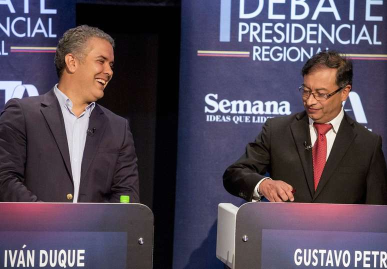 Maioria das pesquisas coloca Iván Duque (esq.) e Gustavo Petro na liderança