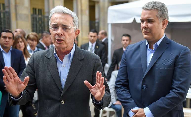 Duque tem o apoio do ex-presidente Alvaro Uribe (esq), forte crítico do acordo de paz com as Farc