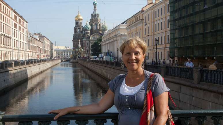 Iracema durante passagem pela Rússia: ela sonhou em viajar a vida inteira, mas só conseguiu fazê-lo depois de se aposentar