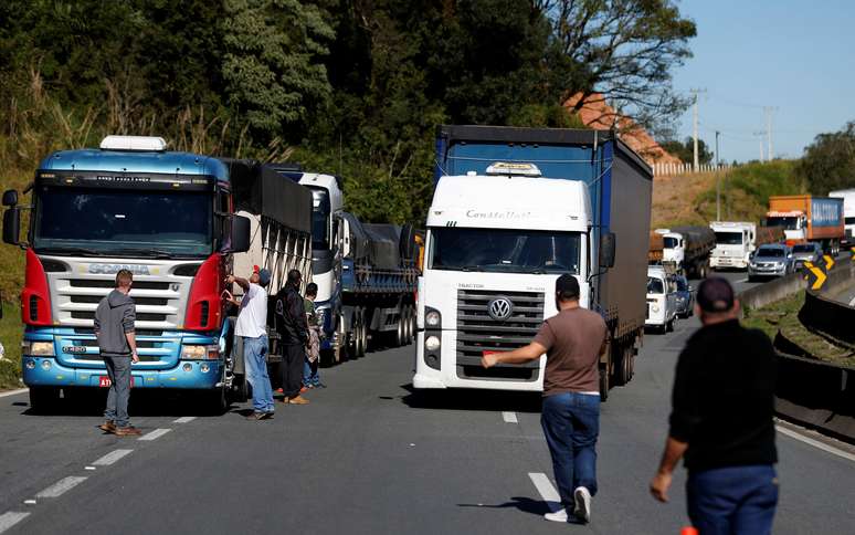 Caminhoneiros durante bloqueio de rodovia: Hoje, 90% dos passageiros e 60% da carga que se deslocam pelo país são movimentados em rodovias