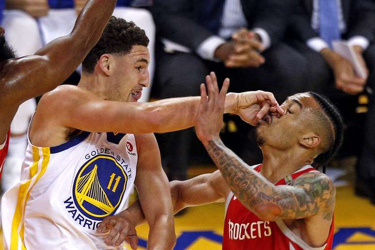 Klay Thompson (11), do Golden State Warriors  e Gerald Green (14), Houston Rockets, durante o primeiro tempo do sexto jogo das finais da conferência Oeste dos Playoffs 2018 da NBA.