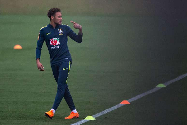 Neymar vem evoluindo da operação que realizou no pé direito.