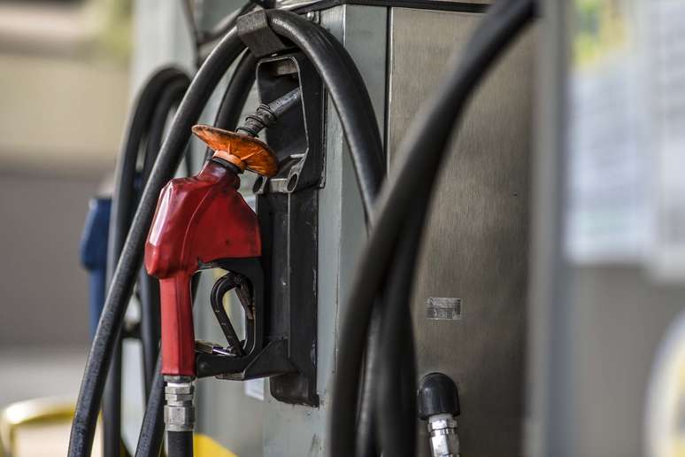 Governo decidiu reduzir em R$ 0,46 o preço do litro do óleo diesel