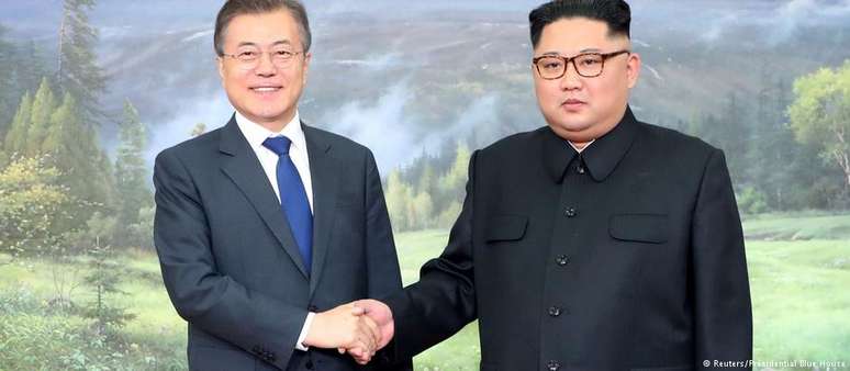 Moon (esq.) participou de reuni&atilde;o surpresa com Kim (dir.) para discutir c&uacute;pula com Trump