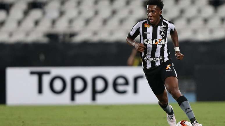 Moisés voltou a ser titular na lateral-esquerda do Botafogo (Foto: Vitor Silva/SSPress/Botafogo)