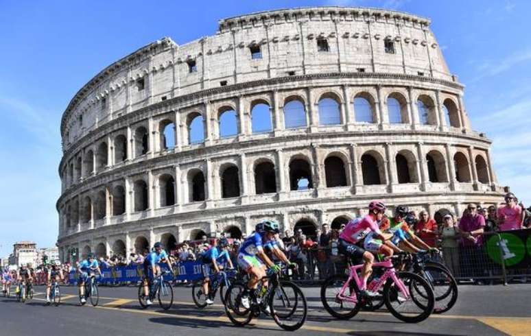 Froome vence Giro dïItalia, mas etapa em Roma vira vexame