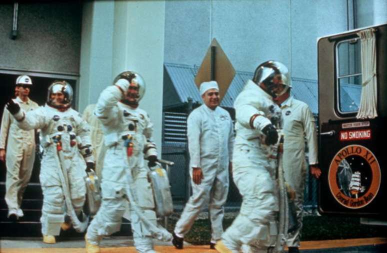1969: os astronautas Pete Conrad, Richard Gordon Jr e Alan L Bean, da Marinha dos EUA, tripularam a miss&atilde;o Apollo XII (Apollo 12) &agrave; Lua.