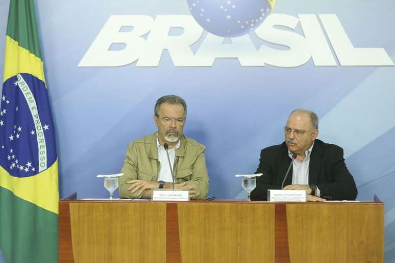 Os ministros da Segurança Pública, Raul Jungmann, e do Gabinete de Segurança Institucional, Sérgio Etchegoyen, durante entrevista á imprensa após reunião do gabinete de monitoramento no Palácio do Planalto.