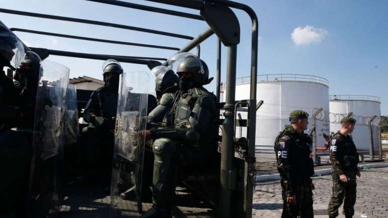 Militares do Exército protegem entrada de refinaria no Rio de Janeiro, nesta segunda-feira