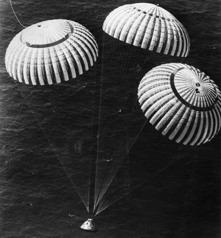 Charles Duke pousou no Oceano Pacífico com mais dois colegas ao retornar da missão Apollo 16, em 1972