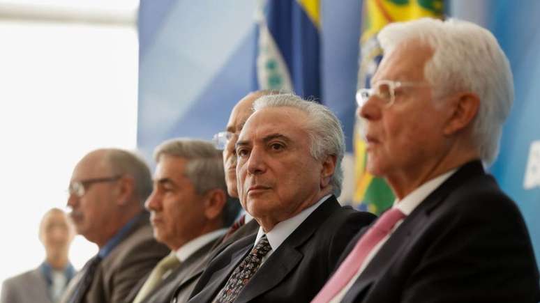 Michel Temer (centro) interrompeu nesta segunda-feira as negociações com representantes dos caminhoneiros