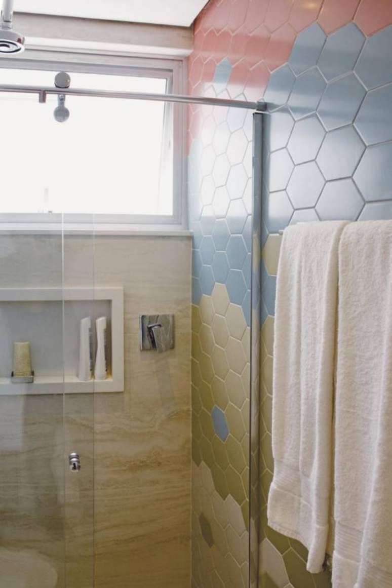 1- Azulejos para banheiro com cores e formatos diferentes.