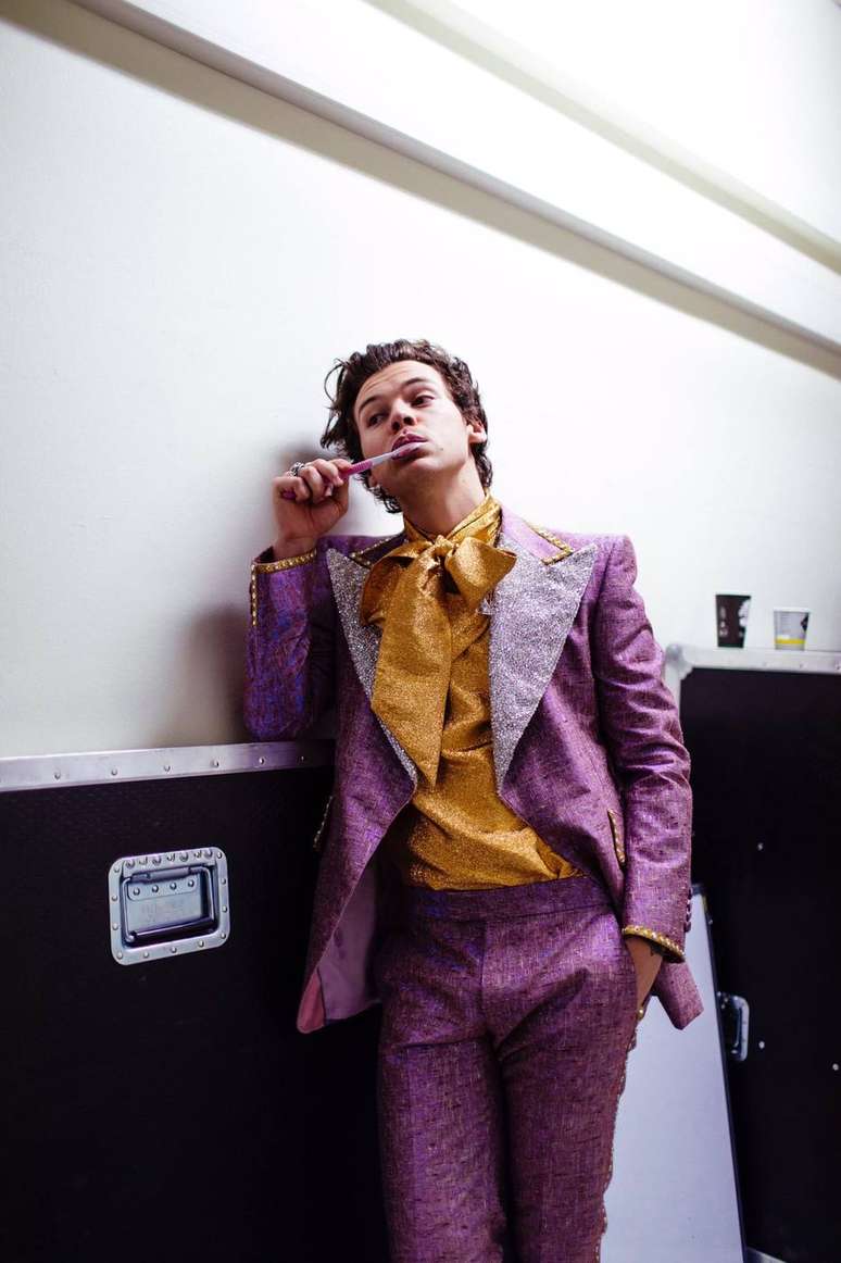 Terno roxo com brilhos + camisa de seda foi o combo escolhido para o show de Milão
