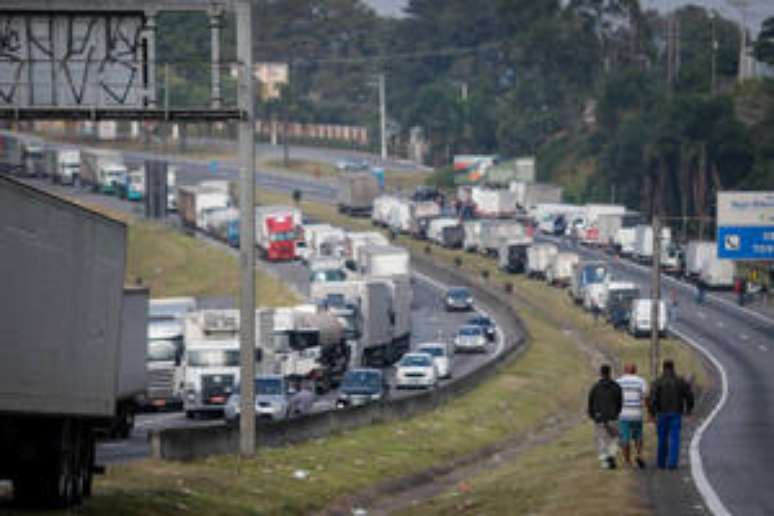 Caminhoneiros bloqueiam trecho da Rodovia Régis Bittencourt perto de Embu das Artes, em São Paulo