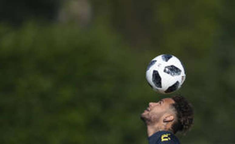 Neymar participou normalmente do primeiro treino da seleção no CT do Tottenham 