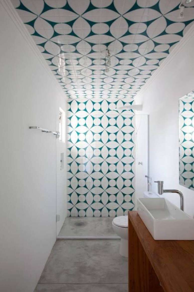 2- Teto e parede revestidos com azulejos para banheiro.