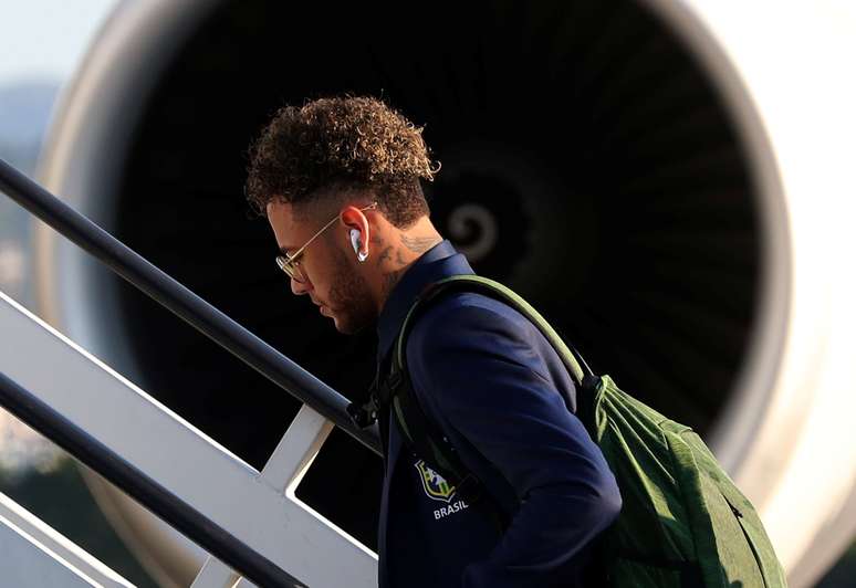 Neymar embarca no avião com destino a Londres, para preparação do Brasil para a Copa do Mundo