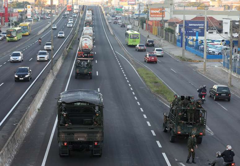 Carros do Ex&eacute;rcito escoltam caminh&otilde;es-tanque na BR-116 em Canoas (RS) 28/05/2018 REUTERS/Diego Vara