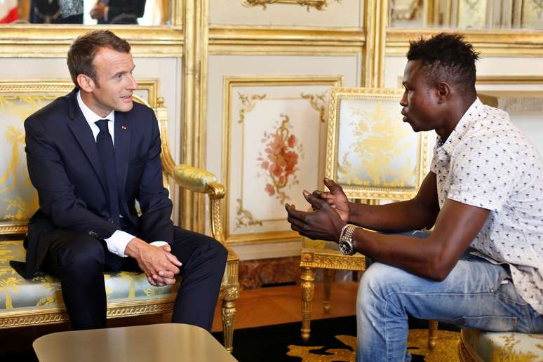Presidente franc&ecirc;s, Emmanuel Macron, durante encontro com Mamoudou Gassama, do Mali, no Pal&aacute;cio do Eliseu, em Paris 28/05/2018 Thibault Camus/Pool via Reuters
