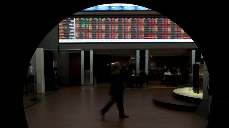 Homem passa por gráfico de flutuações de mercado na Bovespa, São Paulo, Brasil
24/08/2015
REUTERS/Paulo Whitaker 