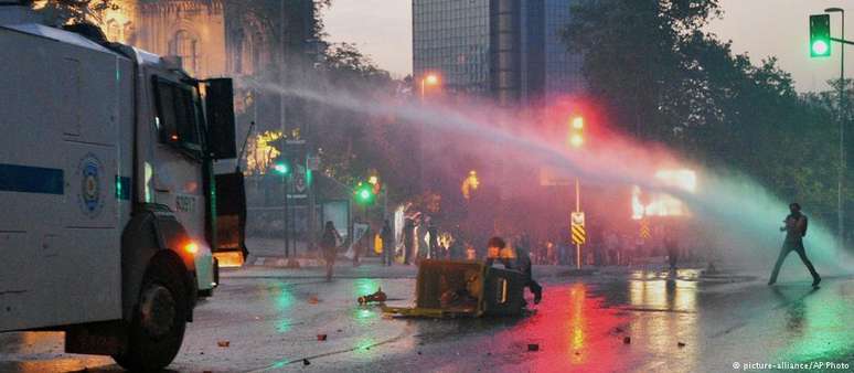Polícia turca dispersa manifestantes que ocupavam o Parque Gezi em 2013