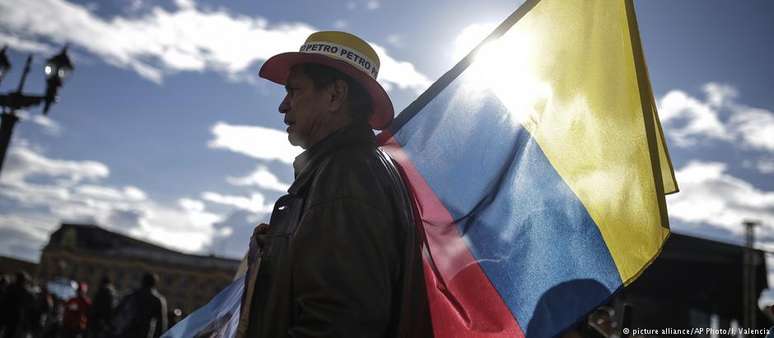 Simpatizante de Gustavo Petro, candidato presidencial do Partido Colômbia Humana, participa de comício em Bogotá