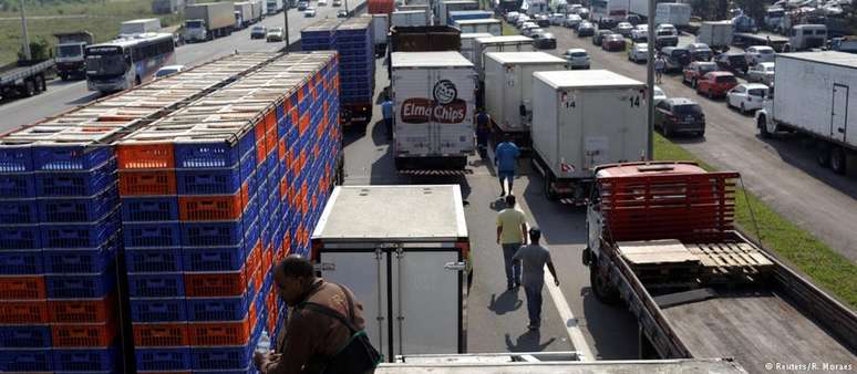 Caminhoneiros fazem paralisação em Duque de Caxias, no Rio de Janeiro